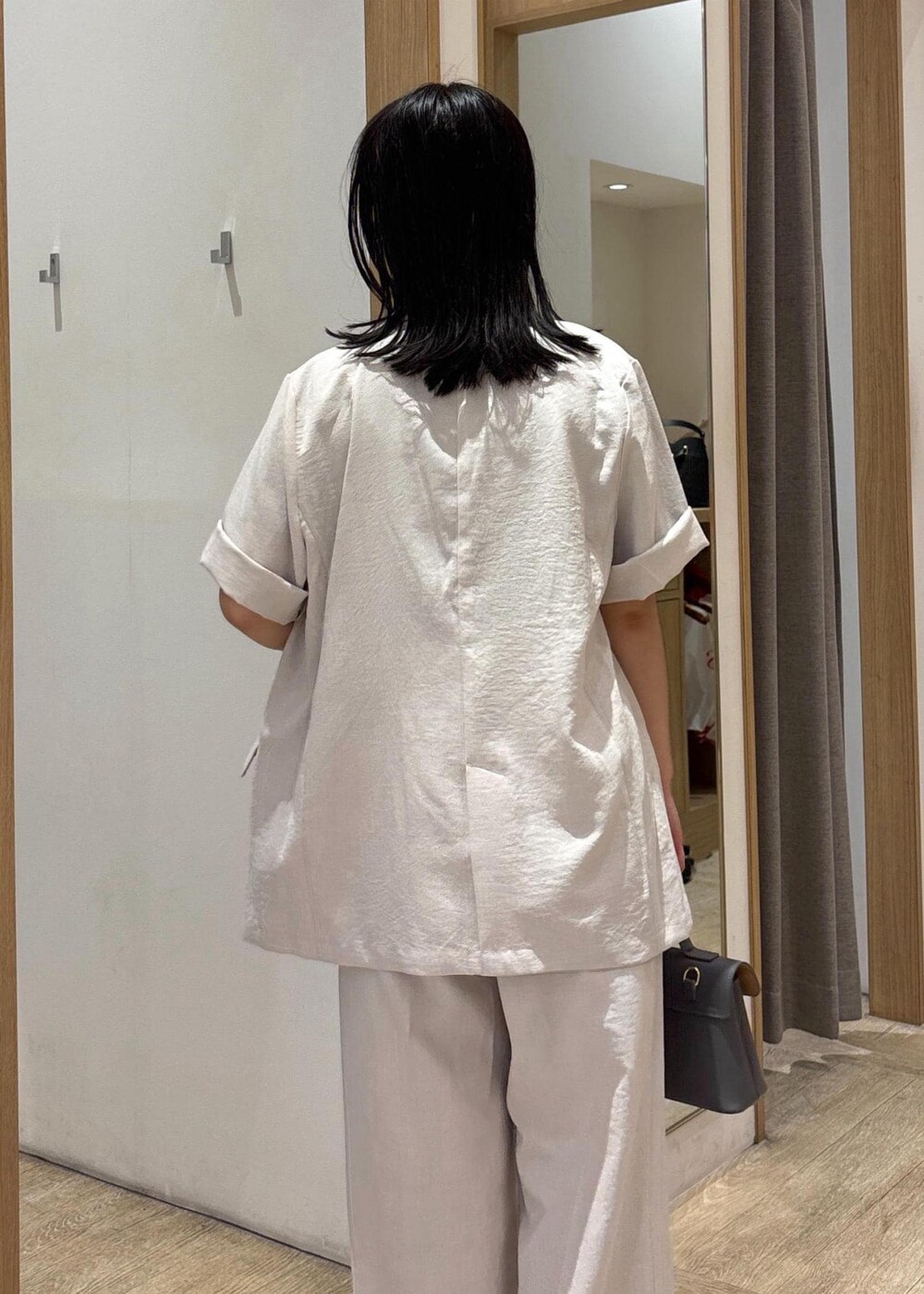 「ワイドパンツ、25SS夏の新作、初夏コーデ、夏コーデ、お仕事コーデ、授業参観日コーデ、パンツスタイル、体型カバー、モノトーンコーデ、シンプルコーデ、きれいめコーデ、VIS、ウェーブ、ブルべ夏、乾燥」｜「VISの【新色追加】ひねり金具ワンハンドルミニショルダーバッグ【2WAY（ショルダーバッグ、グレー系）」を使った、スズさん（レディース・152cm）の春コーディネートの7枚目の写真