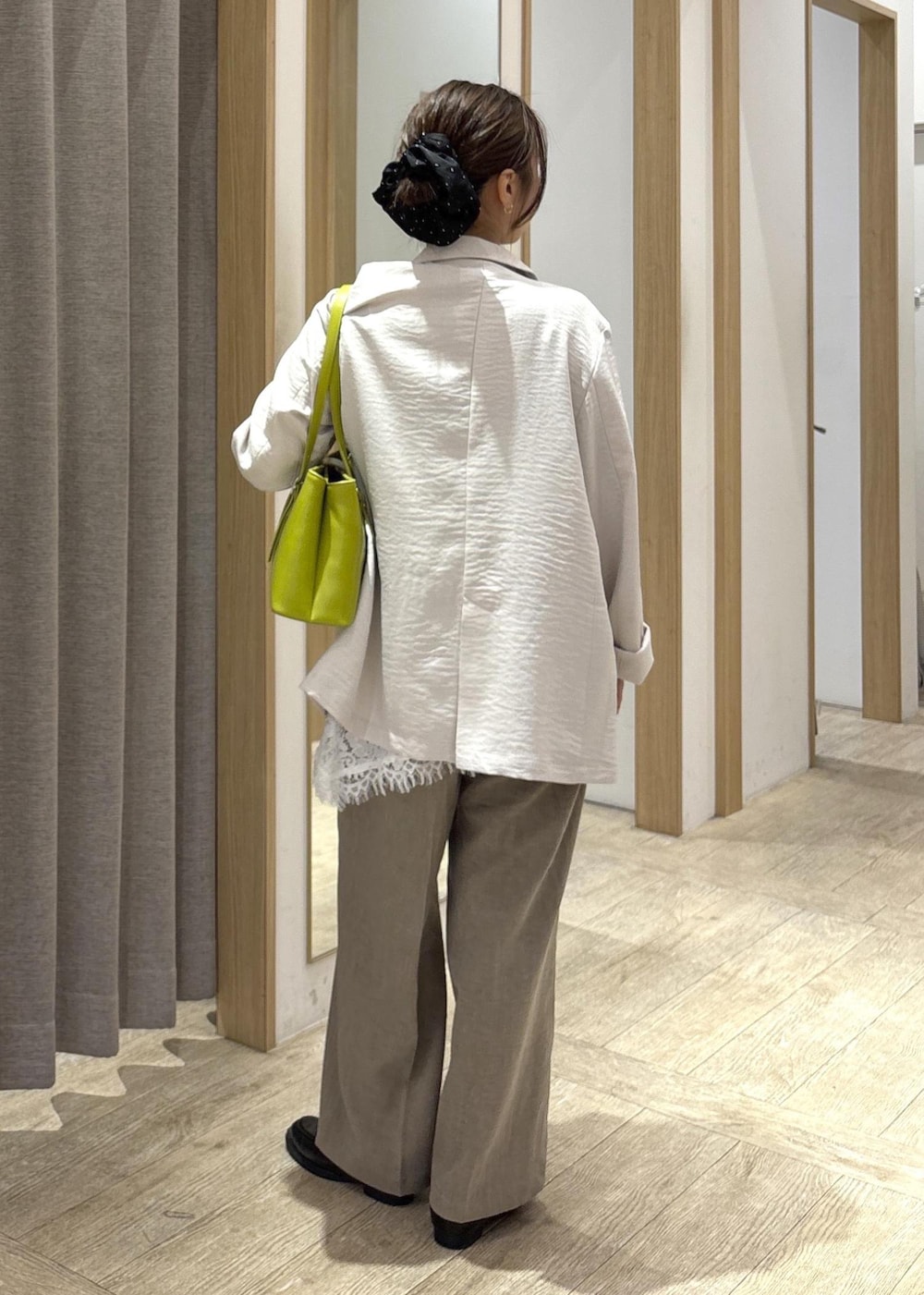 ブラック系のローファー、ベージュ系のその他パンツ、ホワイト系のテーラードジャケットを着用したレディースの春コーディネートの3枚目の写真