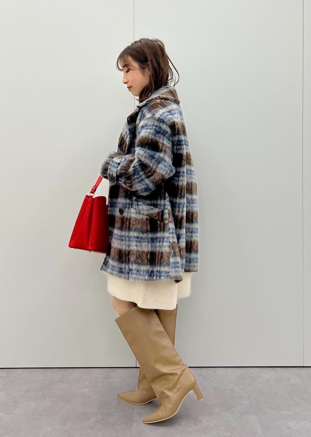 「24AW冬の新作、ロングブーツ、秋コーデ、初冬コーデ、冬コーデ、デートコーデ、お出かけコーデ、旅行コーデ、推し活コーデ、クリスマスコーデ、女子会コーデ、スカートスタイル、体型カバー、カジュアルコーデ、フェミニンコーデ」｜「Juzeのワイドロングブーツ（ブーツ、ベージュ系）」を使った、スズさん（レディース・152cm）の秋コーディネートの3枚目の写真