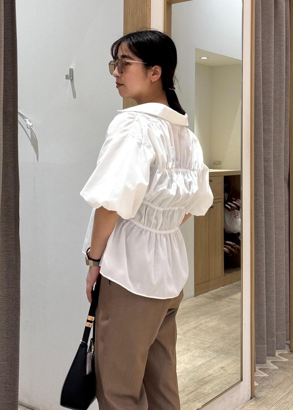 「フレアパンツ、25SS夏の新作、初夏コーデ、夏コーデ、デートコーデ、お出かけコーデ、旅行コーデ、韓国ファッション、大人カジュアル、パンツスタイル、体型カバー、カジュアルコーデ、VIS、ウェーブ、ブルべ夏」｜「VISの【追加】ハンドルリボンワンショルダーバッグ【180℃美人見え】（ハンドバッグ、ブラック系）」を使った、スズさん（レディース・152cm）の春コーディネートの7枚目の写真