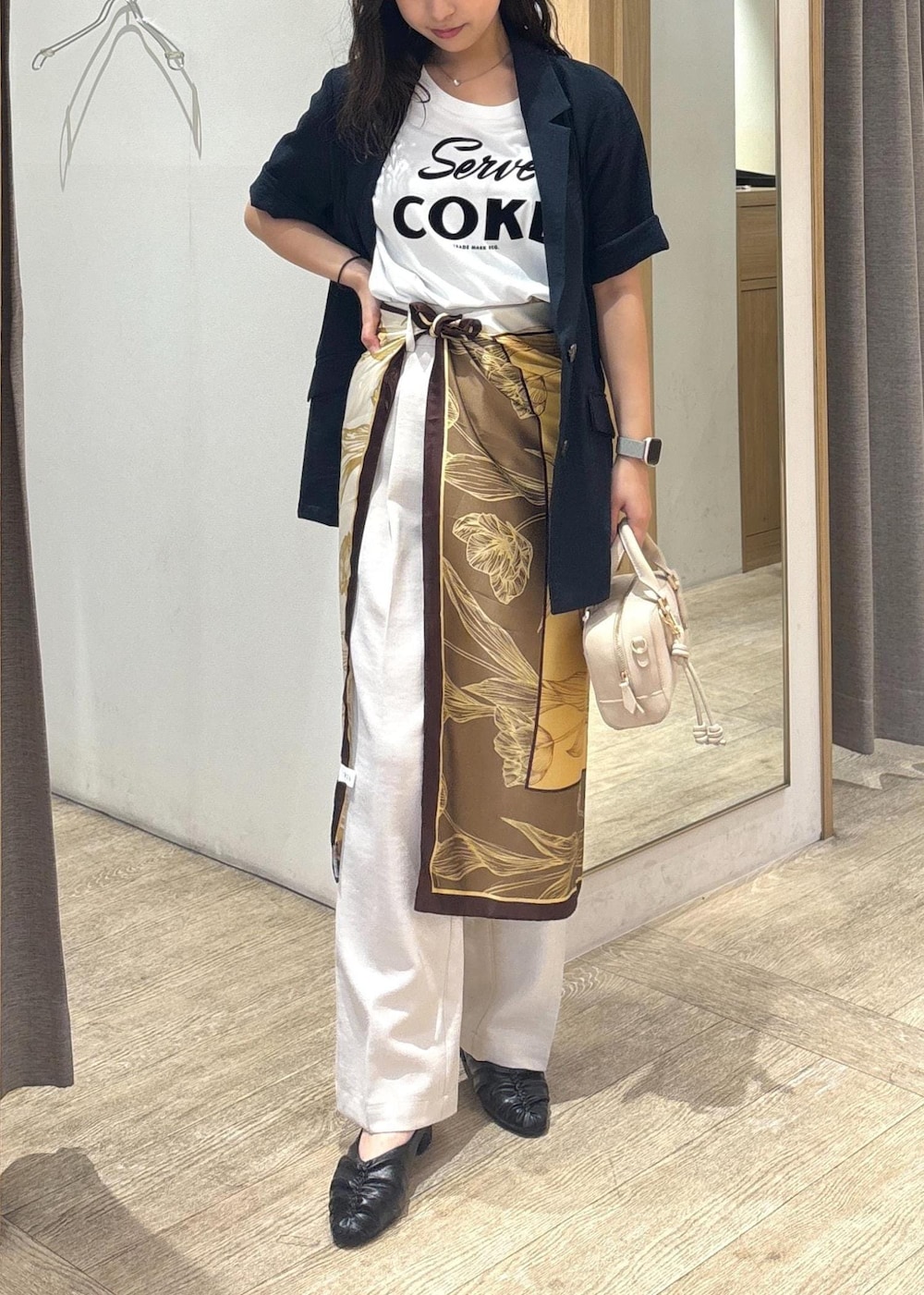 ホワイト系のTシャツ/カットソー、ホワイト系のスラックス、ブルー系のテーラードジャケットを着用したレディースの秋コーディネートの9枚目の写真