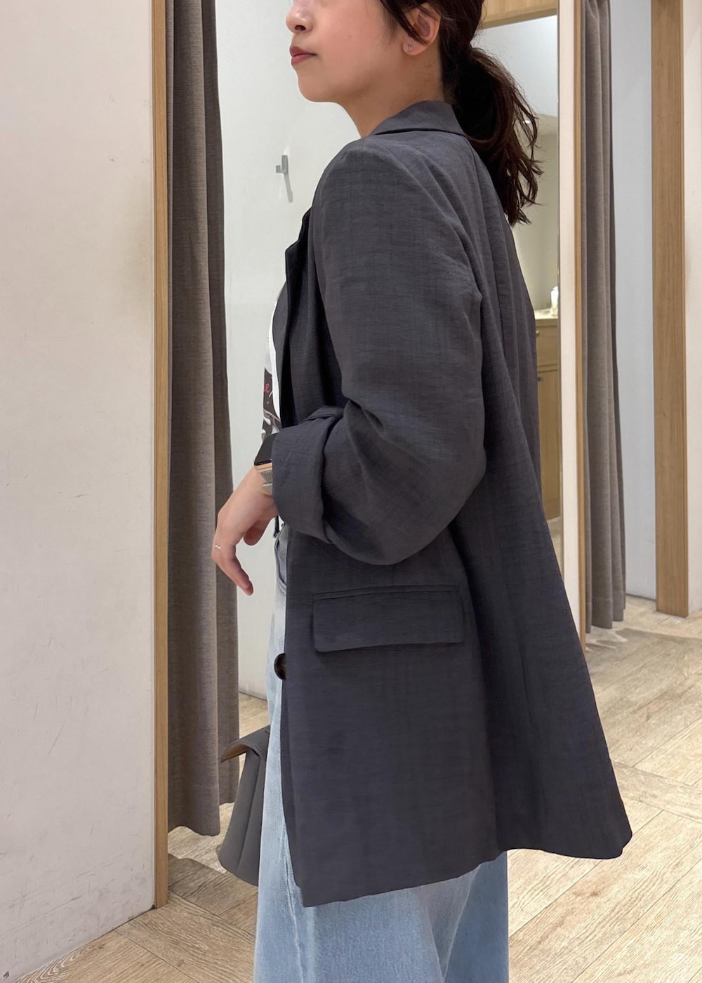 グレー系のショルダーバッグ、レッド系のサンダル、ホワイト系のTシャツ/カットソーを着用したレディースの夏コーディネートの8枚目の写真