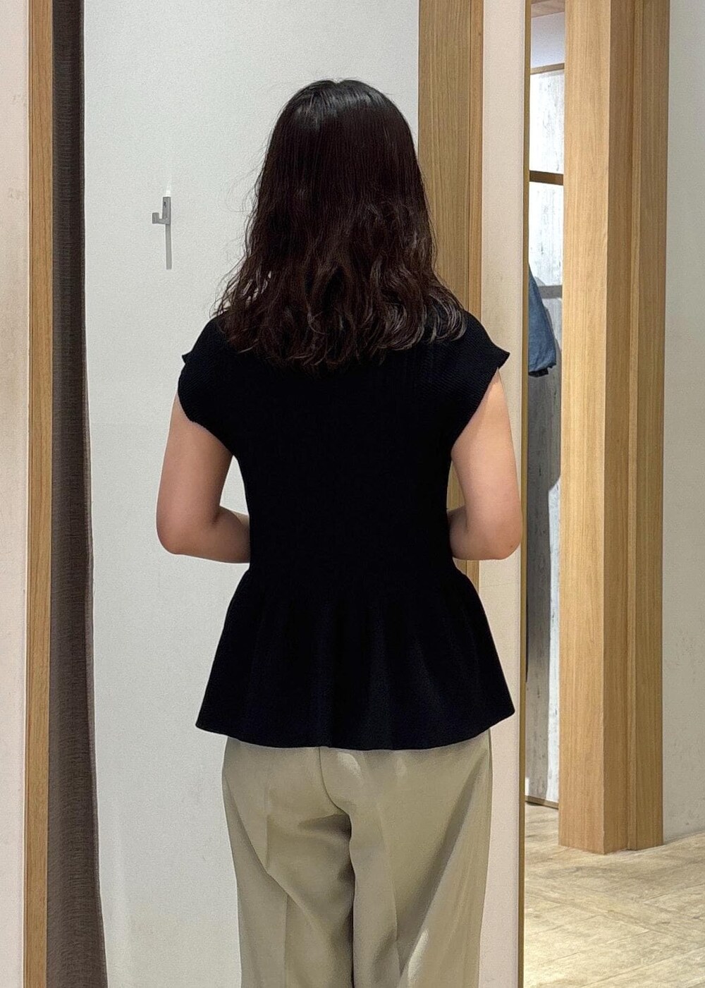 ベージュ系のショルダーバッグ、ブラック系のパンプス、グリーン系のスラックスを着用したレディースの夏コーディネートの7枚目の写真