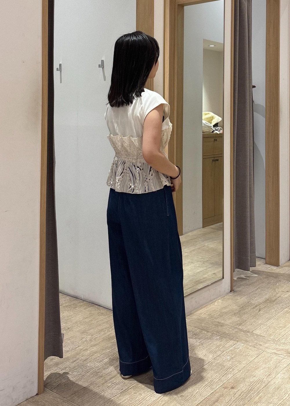 「初夏コーデ、夏コーデ、デートコーデ、お出かけコーデ、旅行コーデ、女子会コーデ、大人カジュアル、パンツスタイル、体型カバー、カジュアルコーデ」｜「Juzeのメタルヒールサンダル（サンダル、ホワイト系）」を使った、スズさん（レディース・152cm）の夏コーディネートの4枚目の写真
