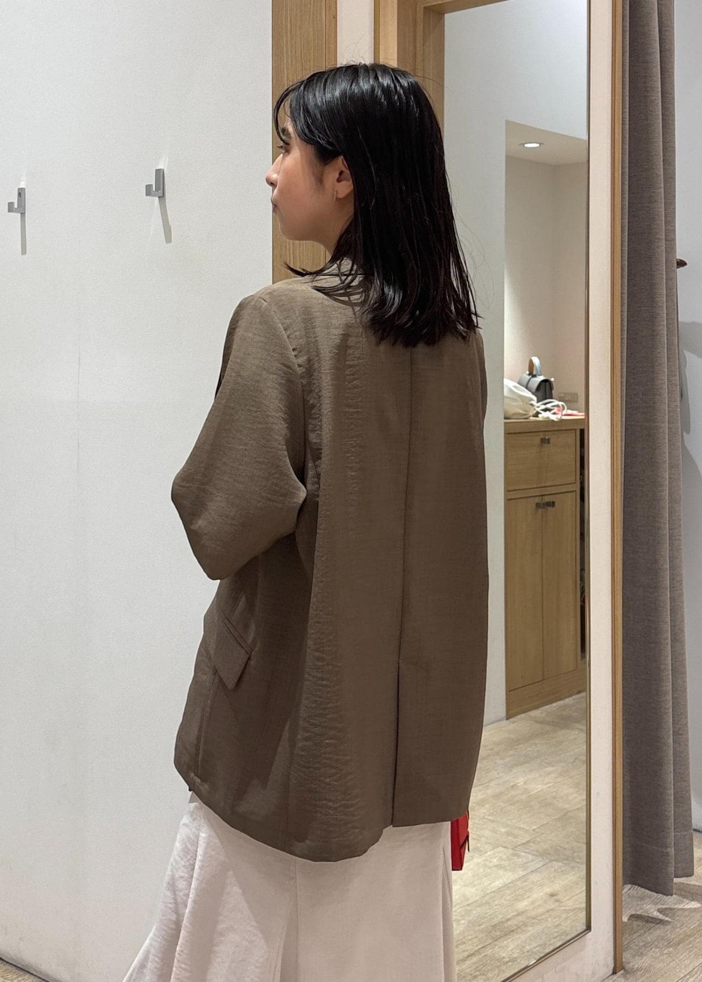 「初夏コーデ、夏コーデ、デートコーデ、お出かけコーデ、旅行コーデ、推し活コーデ、女子会コーデ、大人カジュアル、スカートスタイル、カジュアルコーデ」｜「VISの【洗える】カップ付きアシンメトリーキャミソール（キャミソール、ホワイト系）」を使った、スズさん（レディース・152cm）の夏コーディネートの7枚目の写真