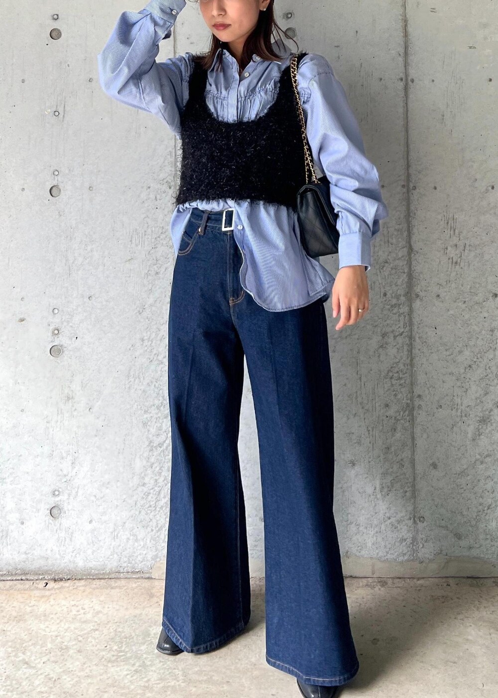 ブラック系のブーツ、ブラック系のキャミソール、ブルー系のシャツ/ブラウスを着用したレディースの秋コーディネートの2枚目の写真