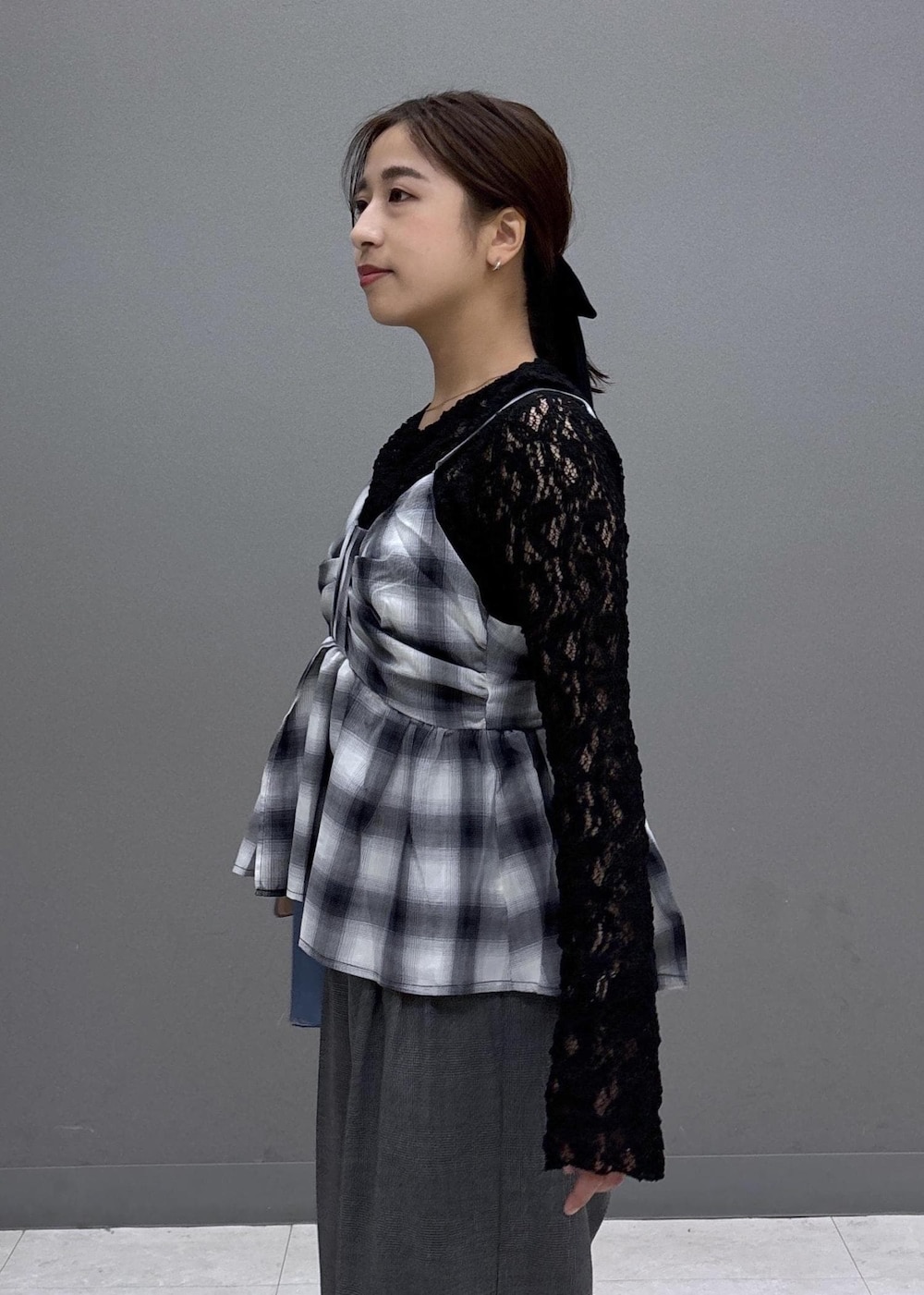 ブラック系のローファー、ブラック系のTシャツ/カットソー、ブラック系のキャミソールを着用したレディースの夏コーディネートの6枚目の写真