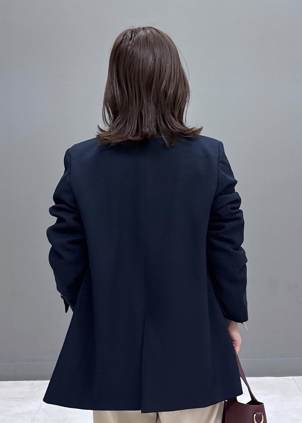 シルバー系のパンプス、グレー系のニット/セーター、ベージュ系のその他パンツを着用したレディースの秋コーディネートの7枚目の写真