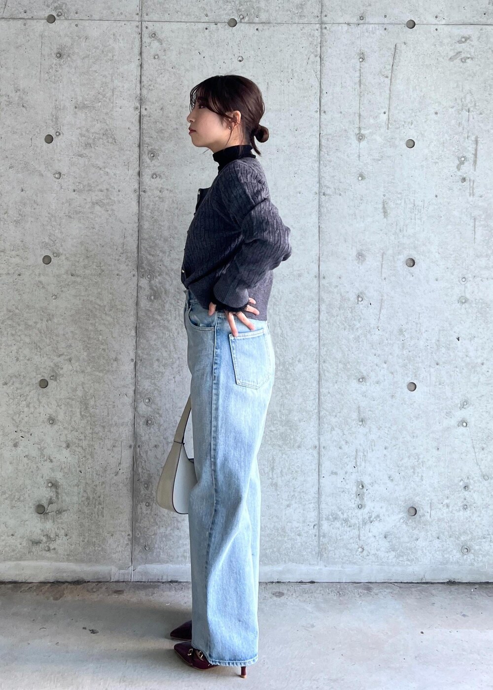レッド系のパンプス、グレー系のカーディガン/ボレロ、ブラック系のニット/セーターを着用したレディースの冬コーディネートの3枚目の写真
