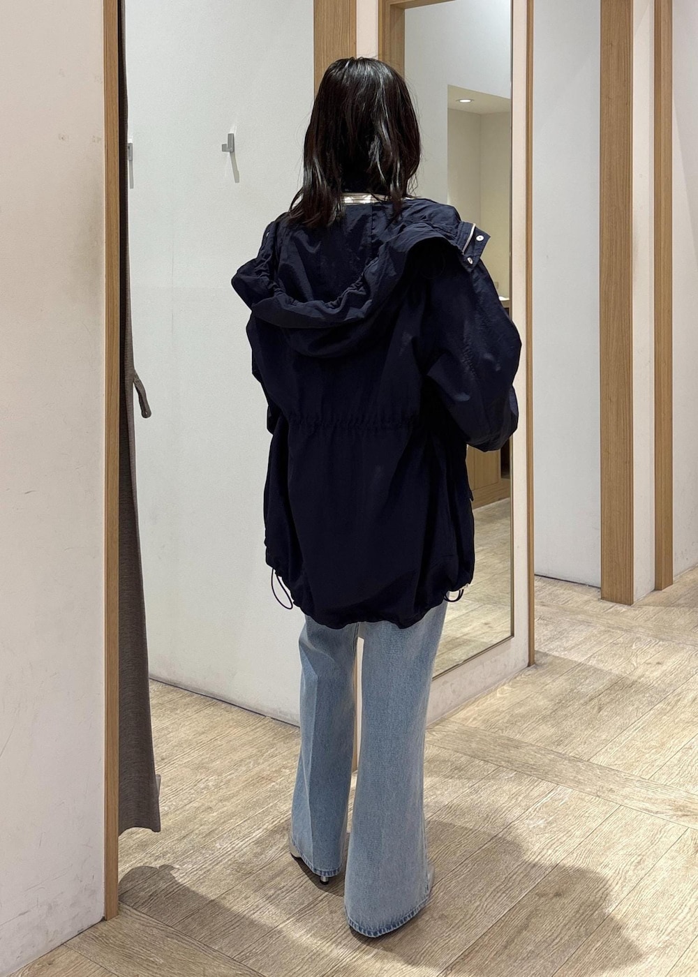 「フレアパンツ、フレアデニム、25SS春の新作、初春コーデ、春コーデ、デートコーデ、お出かけコーデ、旅行コーデ、韓国ファッション、大人カジュアル、パンツスタイル、カジュアルコーデ、VIS、ウェーブ、ブルべ夏」｜「VISの【撥水/花粉ガード】ウエストドロストマウンテンパーカー（マウンテンパーカー、ブルー系）」を使った、スズさん（レディース・152cm）の春コーディネートの4枚目の写真