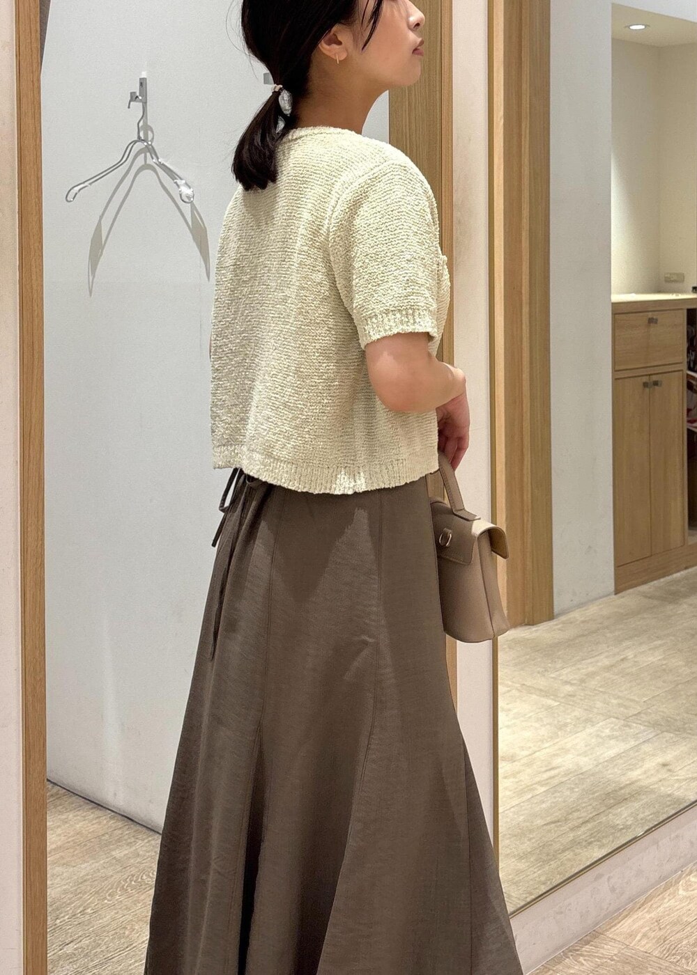 「25SS夏の新作、初夏コーデ、夏コーデ、デートコーデ、お出かけコーデ、旅行コーデ、女子会コーデ、大人カジュアル、スカートスタイル、フェミニンコーデ、VIS、ウェーブ、ブルべ夏、乾燥、低身長」｜「VISの【新色追加】ひねり金具ワンハンドルミニショルダーバッグ【2WAY（ショルダーバッグ、ベージュ系）」を使った、スズさん（レディース・152cm）の春コーディネートの7枚目の写真