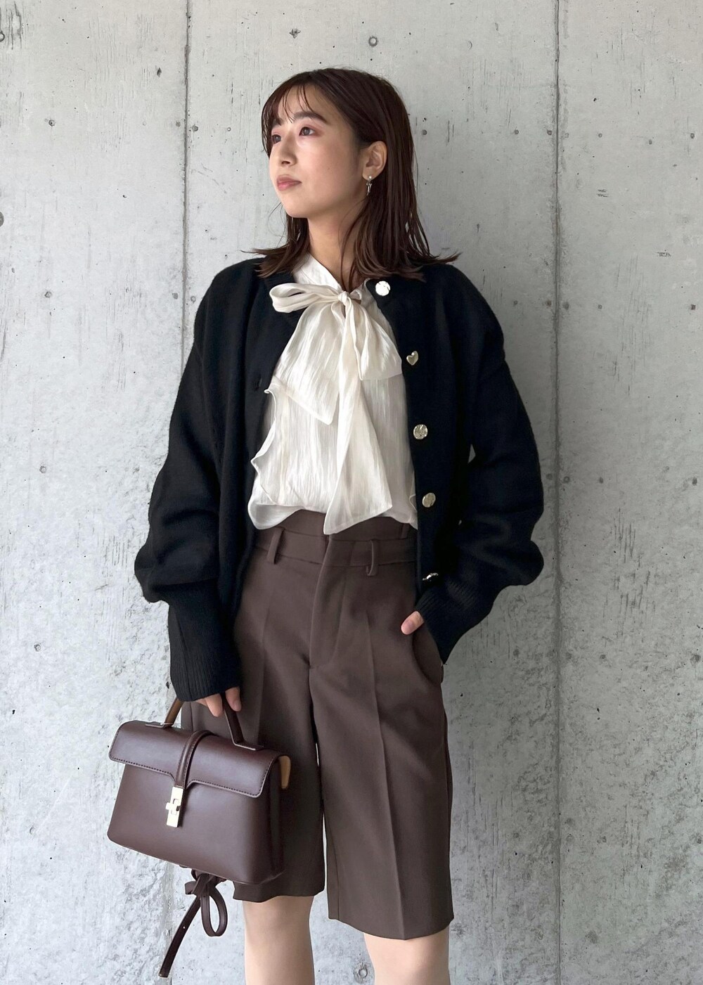 「ハーフパンツ、24AW秋の新作、ウエストマーク、Wblouse_pickup、WM羽織_pickup、Wshoes&bag_pickup、W雑貨_pickup、初秋コーデ、秋コーデ、デートコーデ、お出かけコーデ、旅行コーデ、女子会コーデ、韓国ファッション、大人カジュアル」｜「VISの【2WAY】ひねり金具ワンハンドルミニショルダーバッグ（ショルダーバッグ、ブラウン系）」を使った、スズさん（レディース・152cm）の秋コーディネートの6枚目の写真