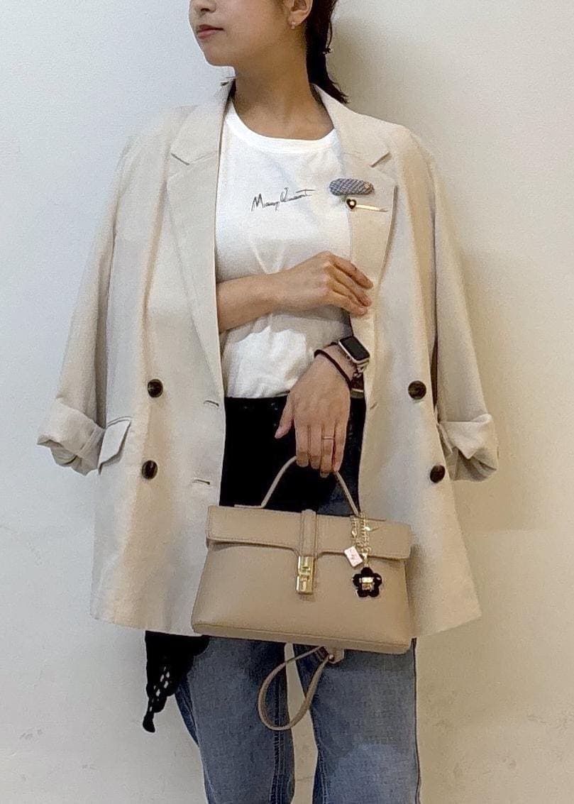 ベージュ系のショルダーバッグ、ホワイト系のテーラードジャケット、レッド系のパンプスを着用したレディースの夏コーディネートの9枚目の写真