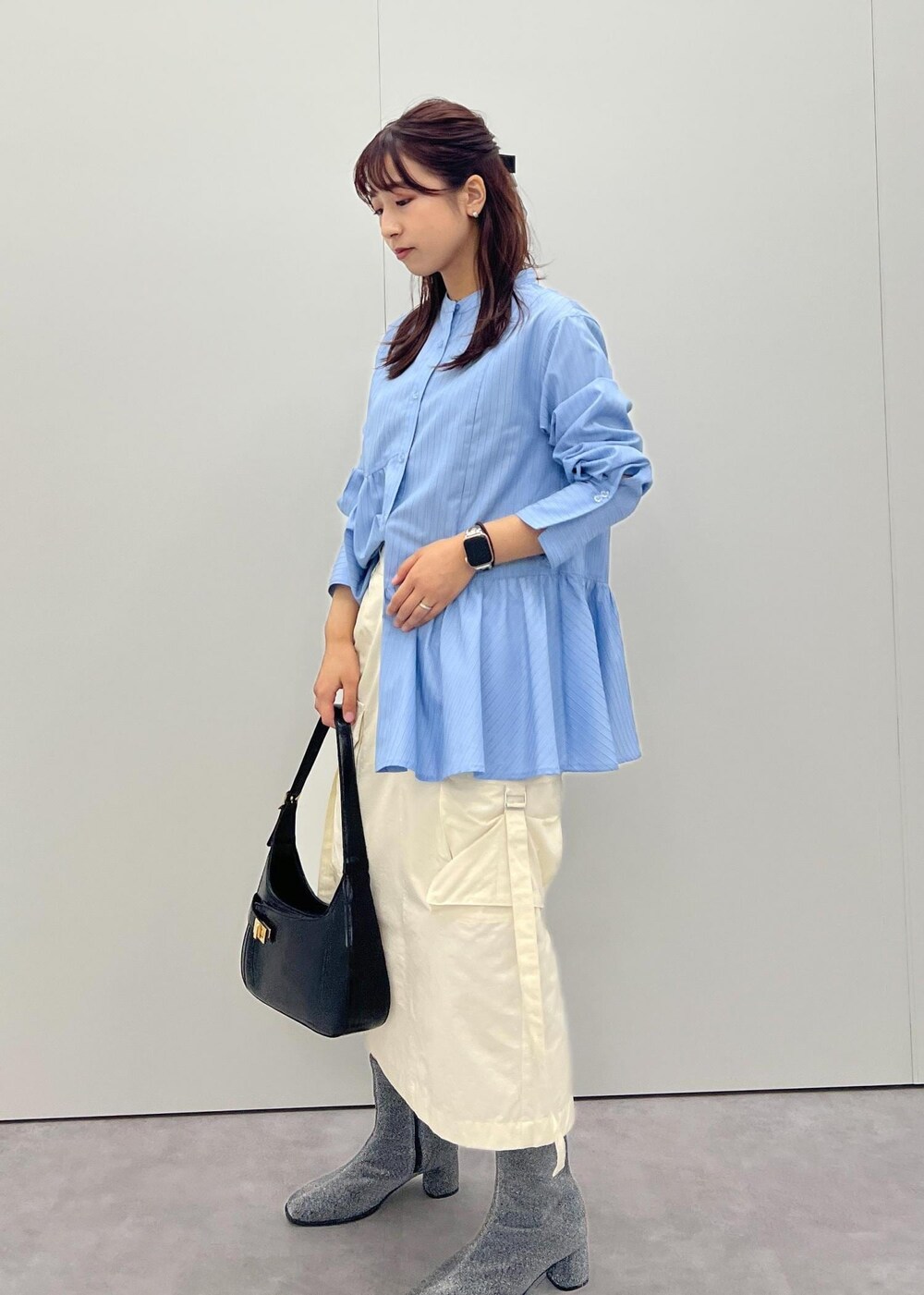 ホワイト系のスカート、シルバー系のブーツ、ブルー系のシャツ/ブラウスを着用したレディースの秋コーディネートの3枚目の写真