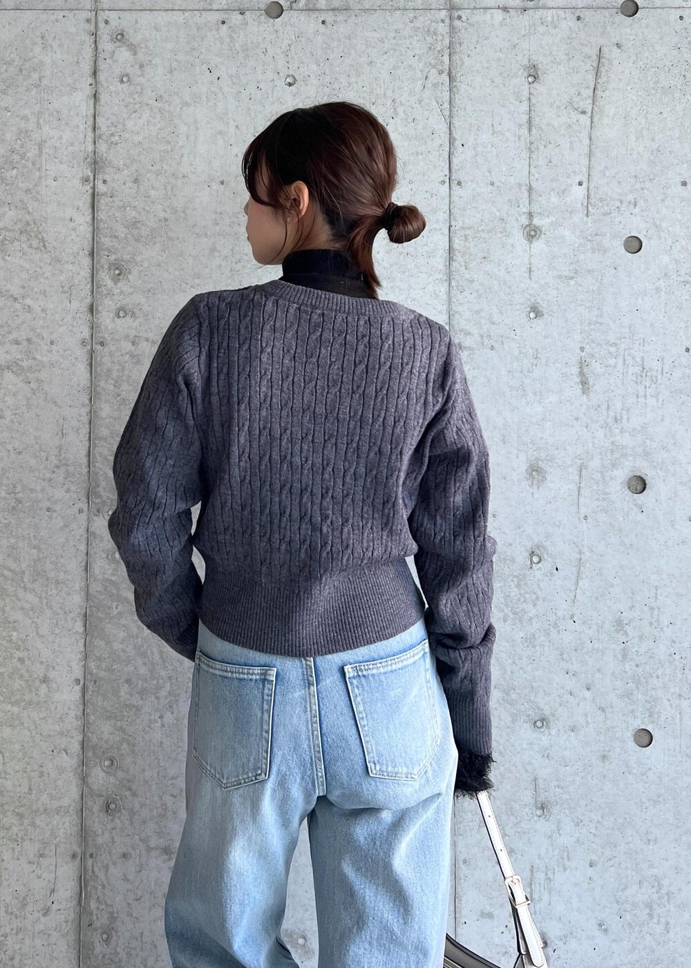 レッド系のパンプス、グレー系のカーディガン/ボレロ、ブラック系のニット/セーターを着用したレディースの冬コーディネートの9枚目の写真