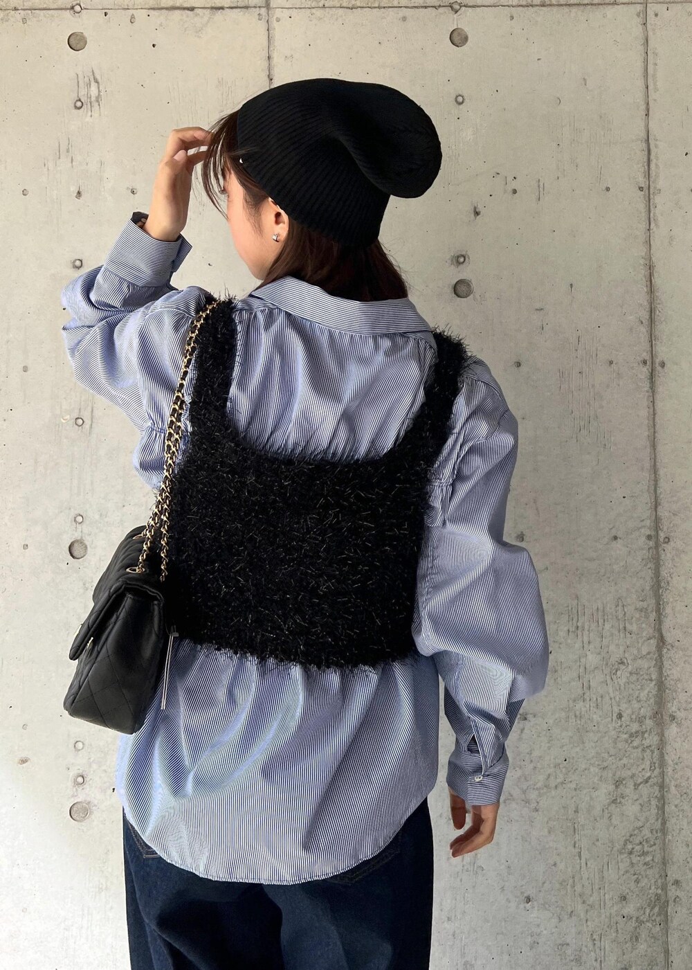 ブラック系のブーツ、ブラック系のキャミソール、ブルー系のシャツ/ブラウスを着用したレディースの秋コーディネートの9枚目の写真