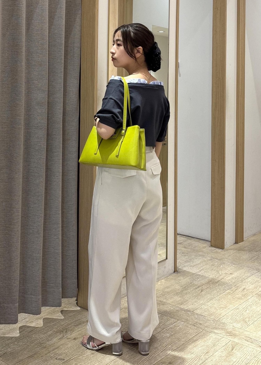 シルバー系のサンダル、グレー系のニット/セーター、ホワイト系のその他パンツを着用したレディースの春コーディネートの2枚目の写真