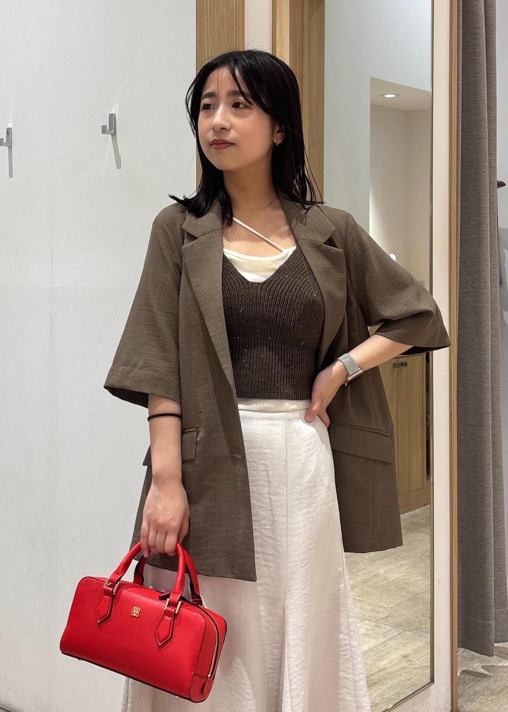 「初夏コーデ、夏コーデ、デートコーデ、お出かけコーデ、旅行コーデ、推し活コーデ、女子会コーデ、大人カジュアル、スカートスタイル、カジュアルコーデ」｜「VISの【洗える】カップ付きアシンメトリーキャミソール（キャミソール、ホワイト系）」を使った、スズさん（レディース・152cm）の夏コーディネートの4枚目の写真