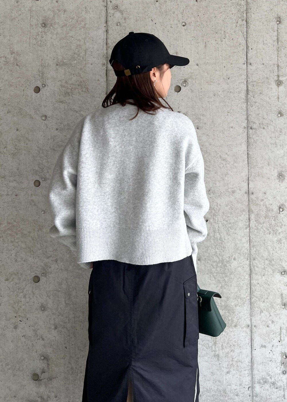 「タイトスカート、カーゴスカート、24AW秋の新作、ウエストマーク、WM羽織_pickup、Wshoes&bag_pickup、W雑貨_pickup、初秋コーデ、秋コーデ、お出かけコーデ、旅行コーデ、女子会コーデ、ストリート、大人カジュアル、スカートスタイル」｜「VISのロゴマーク刺繍キャップ（キャップ、ブラック系）」を使った、スズさん（レディース・152cm）の秋コーディネートの9枚目の写真