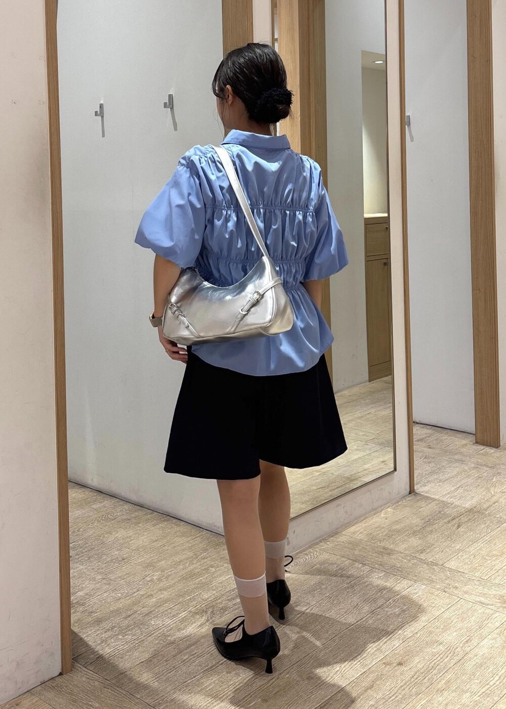「ハーフパンツ、バミューダパンツ、25SS夏の新作、初夏コーデ、夏コーデ、デートコーデ、お出かけコーデ、旅行コーデ、推し活コーデ、女子会コーデ、韓国ファッション、大人カジュアル、パンツスタイル、カジュアルコーデ、VIS」｜「Juzeのリボンヒールパンプス（パンプス、ブラック系）」を使った、スズさん（レディース・152cm）の春コーディネートの3枚目の写真