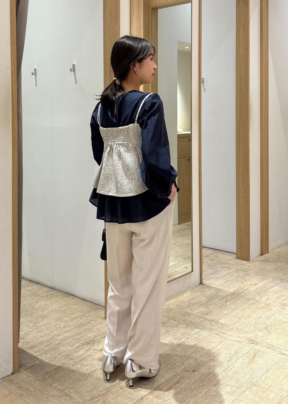 ブラック系のショルダーバッグ、ブルー系のシャツ/ブラウス、シルバー系のパンプスを着用したレディースの春コーディネートの4枚目の写真