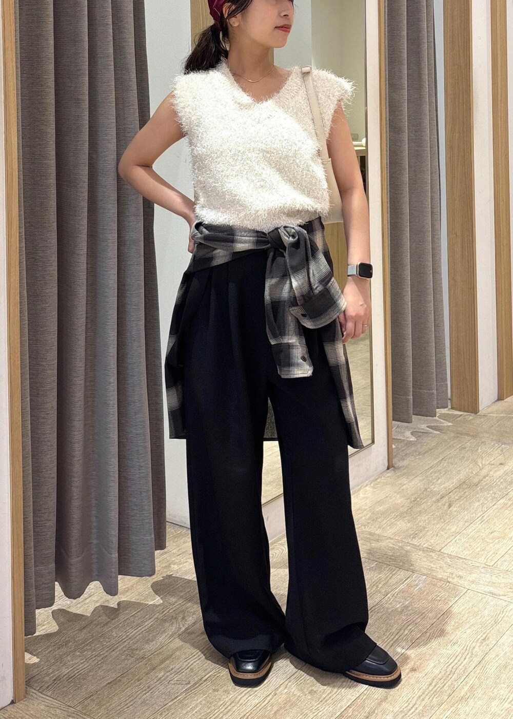 ホワイト系のショルダーバッグ、ホワイト系のニット/セーター、ブラック系のシャツ/ブラウスを着用したレディースの秋コーディネートの9枚目の写真