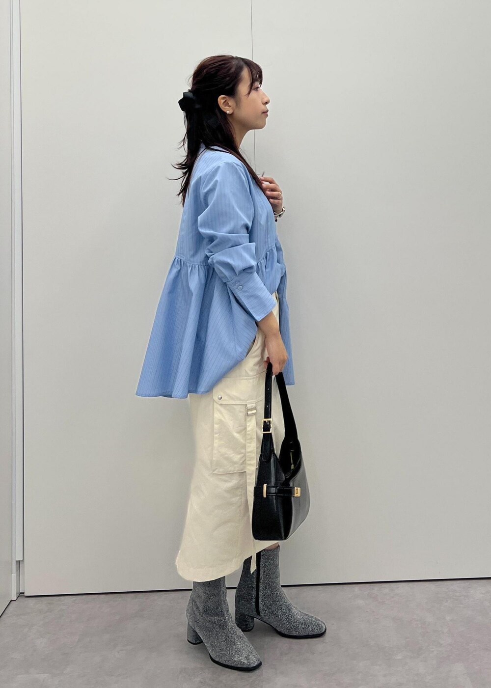 ホワイト系のスカート、シルバー系のブーツ、ブルー系のシャツ/ブラウスを着用したレディースの秋コーディネートの5枚目の写真