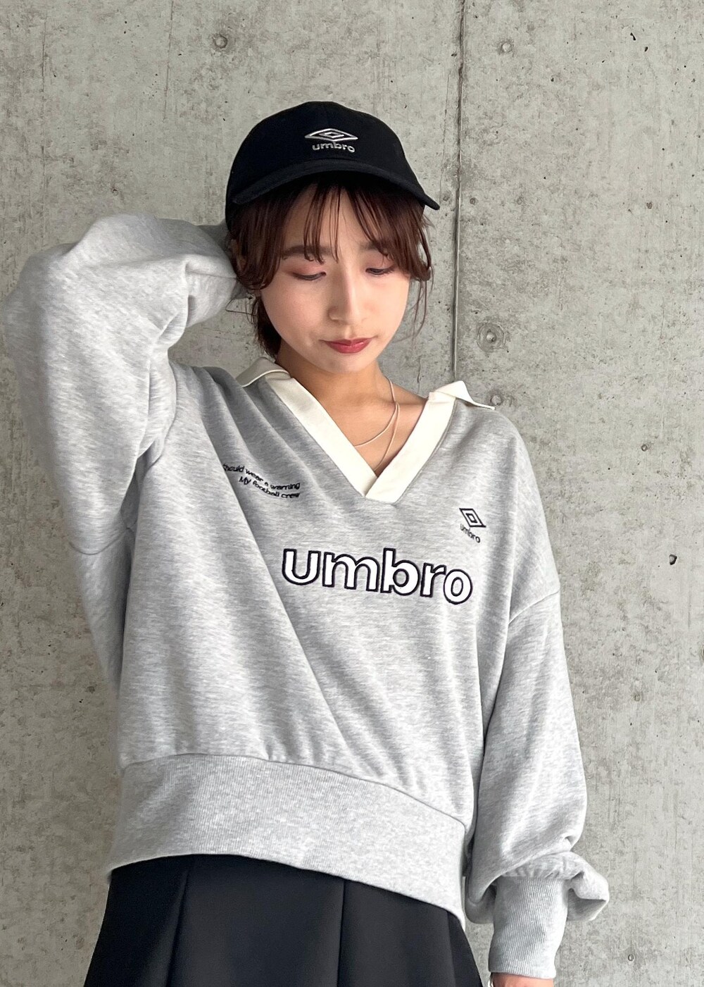 ブラック系のブーツ、ブラック系のハンドバッグ、ブラック系のスカートを着用したレディースの秋コーディネートの8枚目の写真