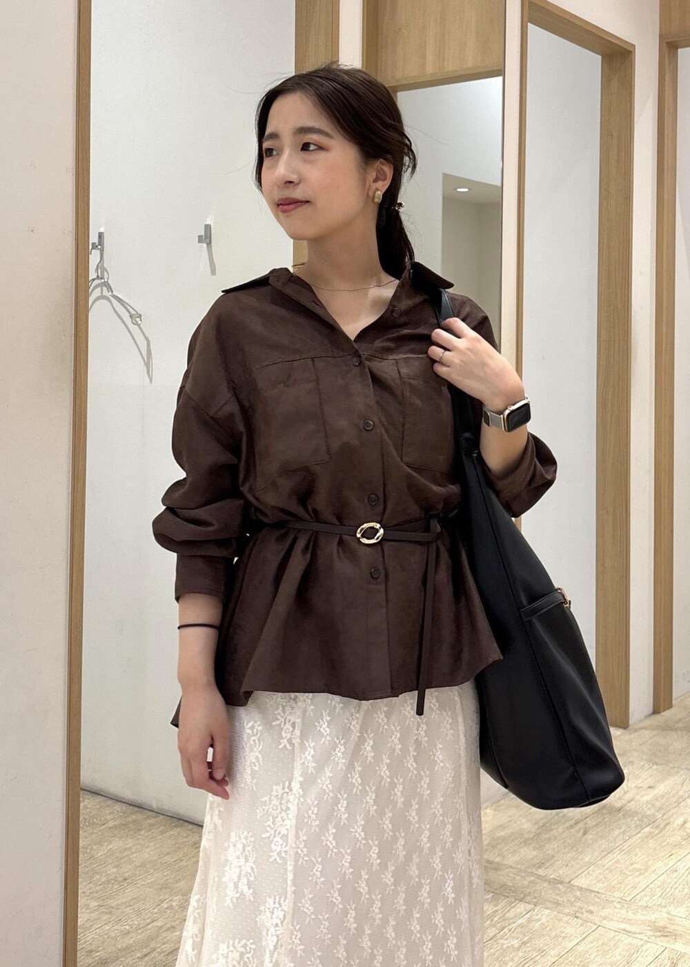 ブラック系のショルダーバッグ、ベージュ系のローファー、ブラウン系のシャツ/ブラウスを着用したレディースの秋コーディネートの5枚目の写真