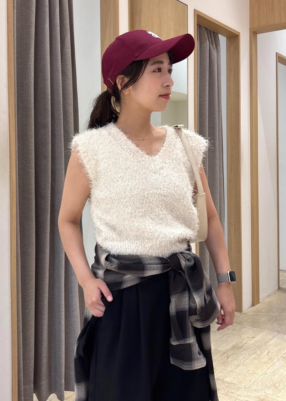 ホワイト系のショルダーバッグ、ホワイト系のニット/セーター、ブラック系のシャツ/ブラウスを着用したレディースの秋コーディネートの5枚目の写真