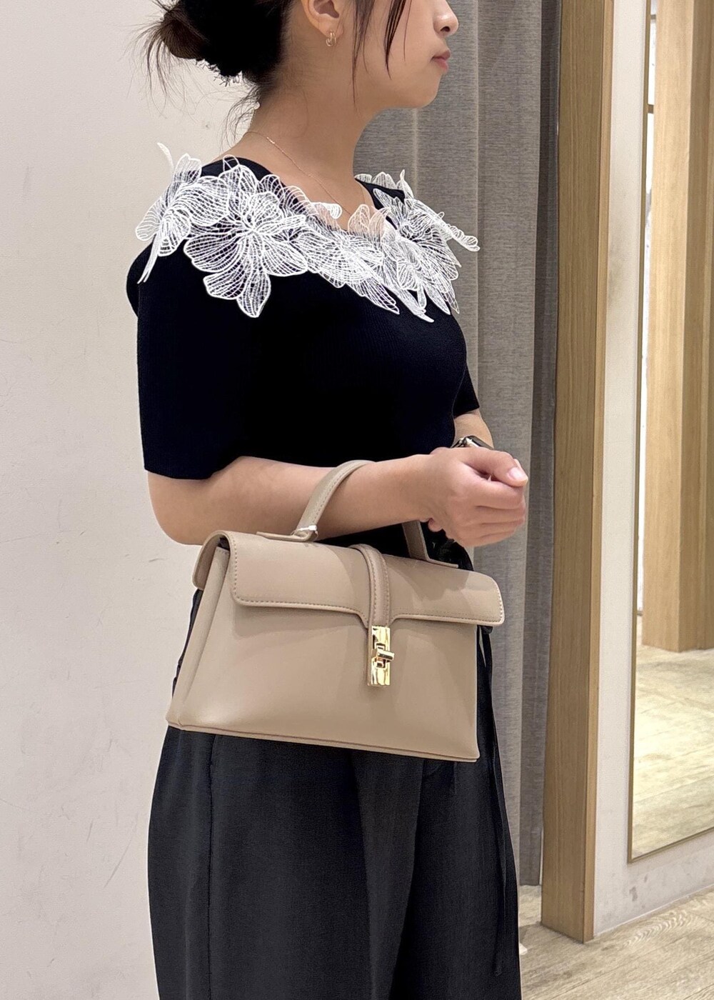 ベージュ系のショルダーバッグ、グレー系のその他パンツ、シルバー系のサンダルを着用したレディースの夏コーディネートの6枚目の写真