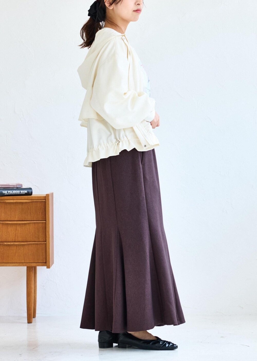 ホワイト系のショルダーバッグ、ブラウン系のスカート、ホワイト系のTシャツ/カットソーを着用したレディースの夏コーディネートの5枚目の写真