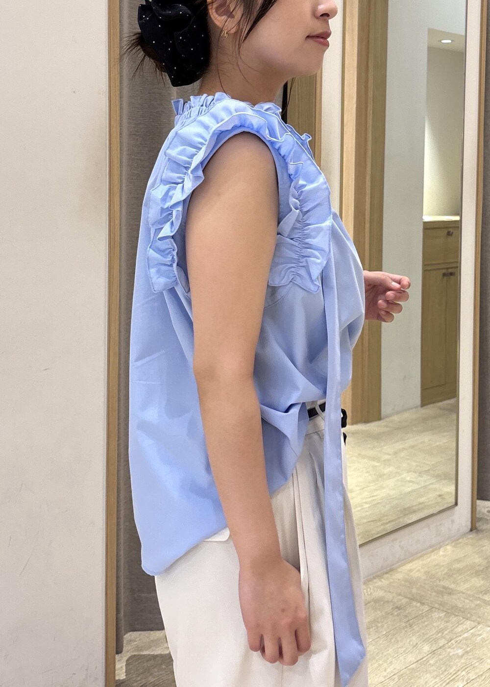 ブラック系のパンプス、ホワイト系のその他パンツ、ブラック系のショルダーバッグを着用したレディースの春コーディネートの7枚目の写真