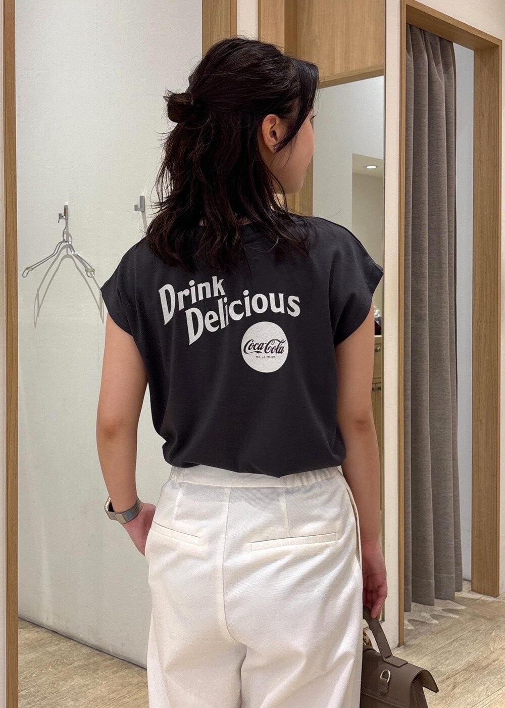 ベージュ系のショルダーバッグ、レッド系のサンダル、ホワイト系のその他パンツを着用したレディースの夏コーディネートの7枚目の写真