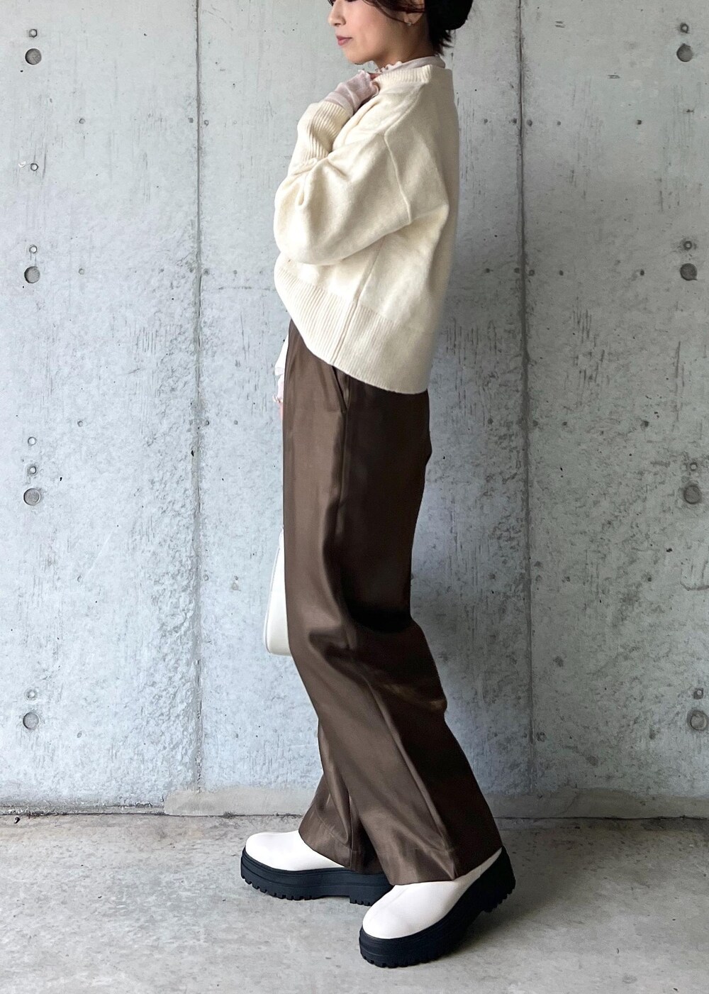「ワイドパンツ、ウエストマーク、24AW冬の新作、24AW20、Wsweater_pickup、W雑貨_pickup、秋コーデ、初冬コーデ、冬コーデ、お出かけコーデ、旅行コーデ、推し活コーデ、大人カジュアル、パンツスタイル、体型カバー」｜「Juzeのタンクソールサイドニットブーツ（ブーツ、ホワイト系）」を使った、スズさん（レディース・152cm）の冬コーディネートの5枚目の写真