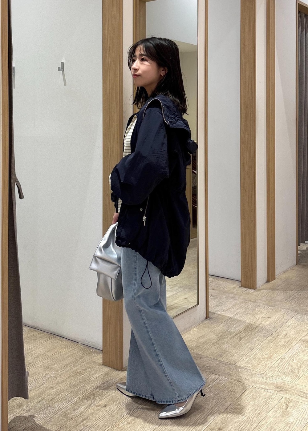 「フレアパンツ、フレアデニム、25SS春の新作、初春コーデ、春コーデ、デートコーデ、お出かけコーデ、旅行コーデ、韓国ファッション、大人カジュアル、パンツスタイル、カジュアルコーデ、VIS、ウェーブ、ブルべ夏」｜「VISの【撥水/花粉ガード】ウエストドロストマウンテンパーカー（マウンテンパーカー、ブルー系）」を使った、スズさん（レディース・152cm）の春コーディネートの3枚目の写真