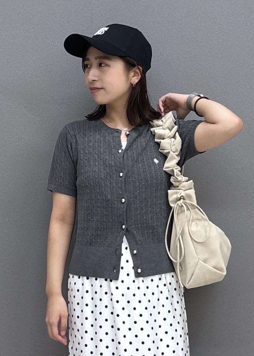 グレー系のカーディガン/ボレロ、シルバー系のパンプス、ホワイト系のスカートを着用したレディースの夏コーディネートの5枚目の写真