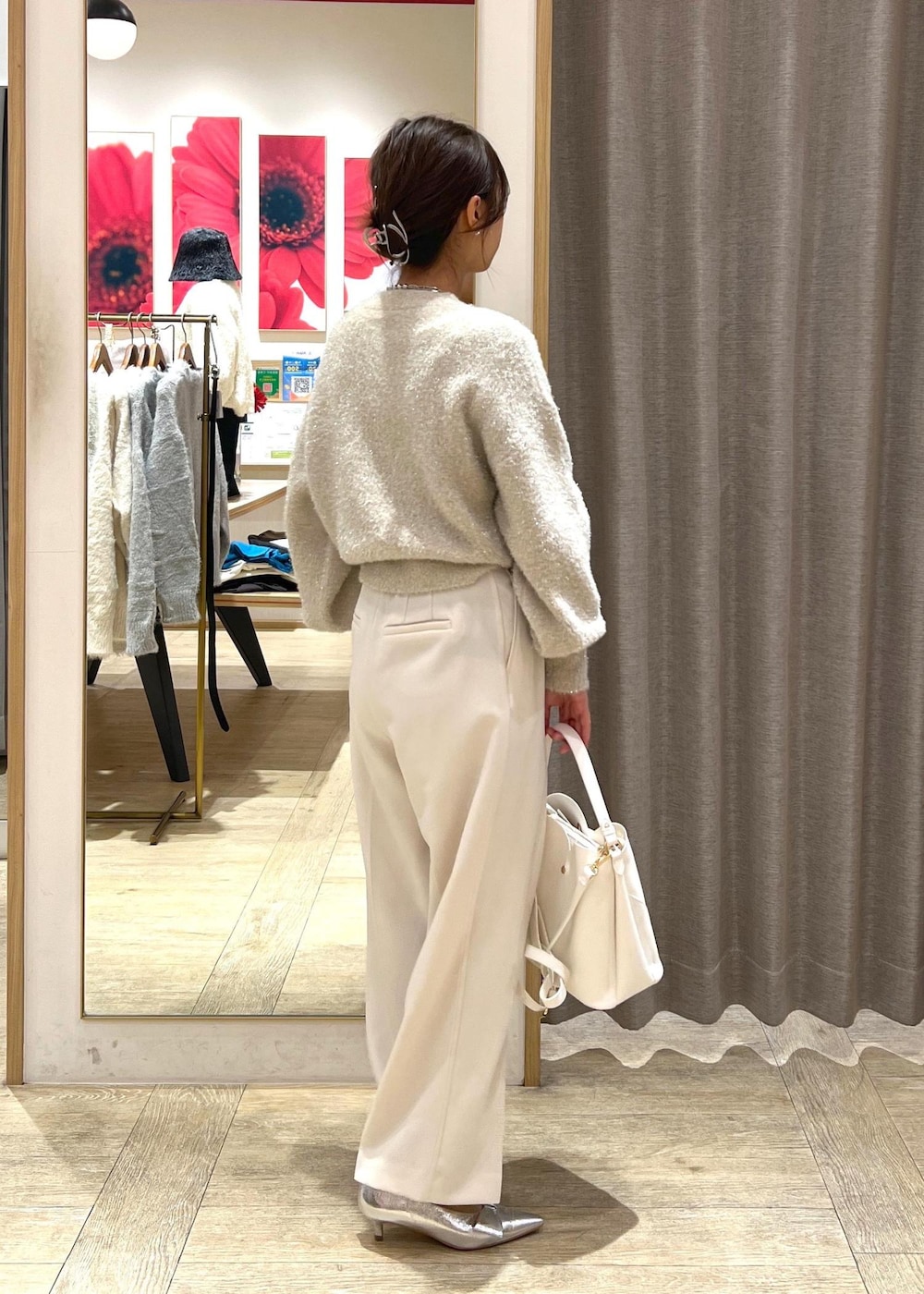 シルバー系のパンプス、ベージュ系のニット/セーター、ホワイト系のスラックスを着用したレディースの冬コーディネートの3枚目の写真