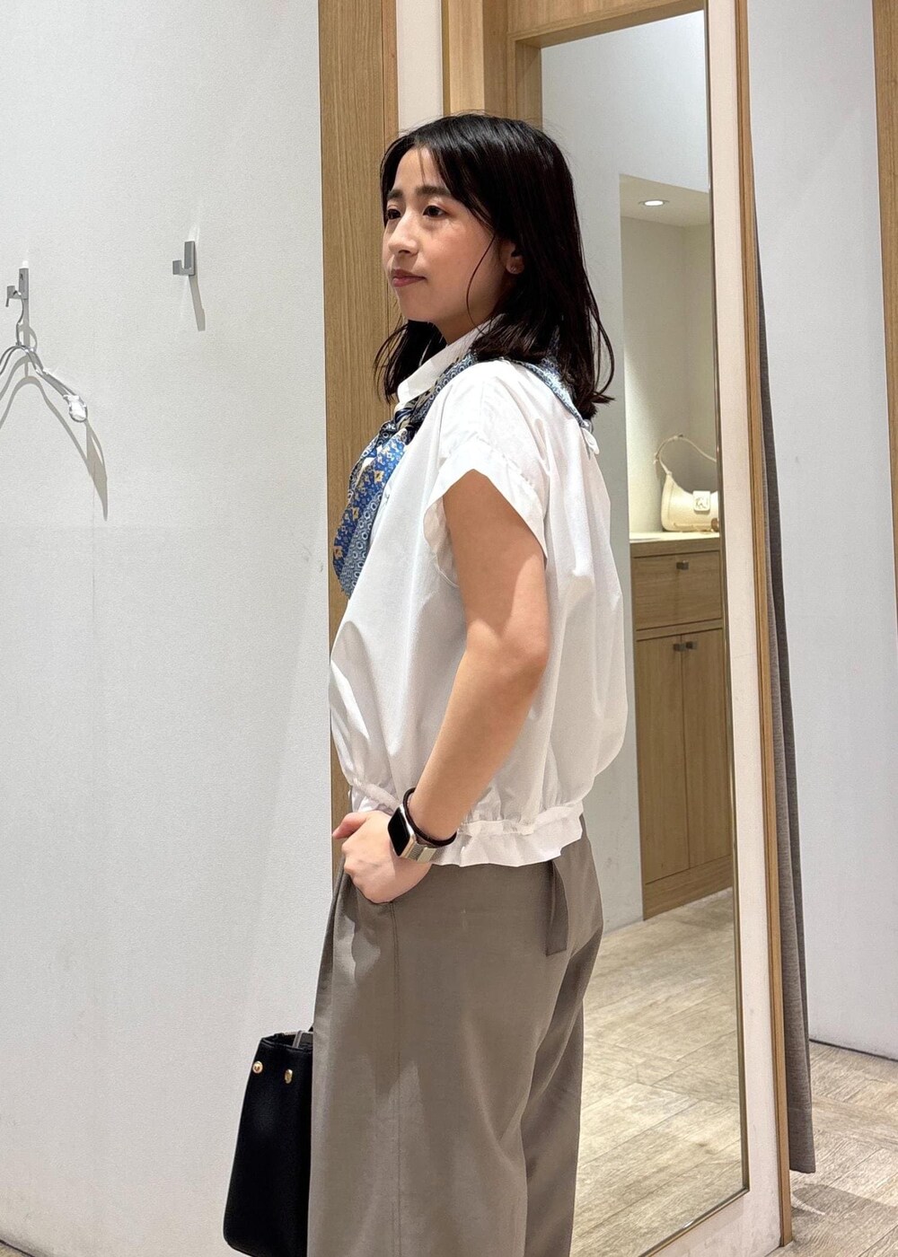 「ワイドパンツ、25SS夏の新作、初夏コーデ、夏コーデ、デートコーデ、お出かけコーデ、旅行コーデ、韓国ファッション、大人カジュアル、パンツスタイル、カジュアルコーデ、VIS、ウェーブ、ブルべ夏、乾燥」｜「VISの【2WAY】フロント金具3層トートバッグ（ショルダーバッグ、ブラック系）」を使った、スズさん（レディース・152cm）の春コーディネートの8枚目の写真
