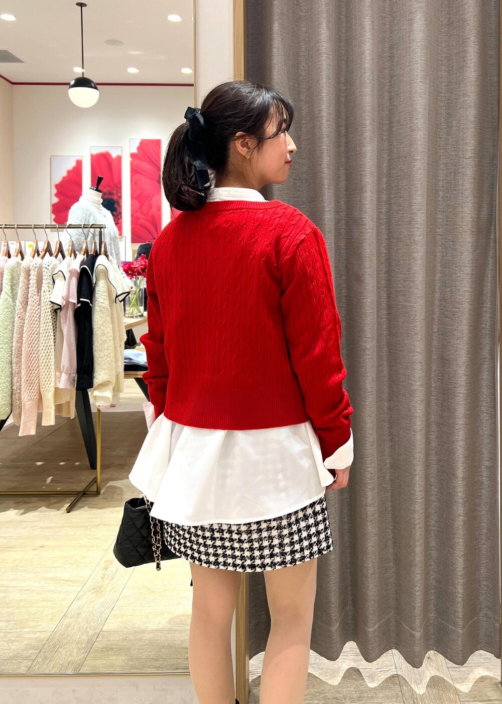 ブラック系のブーツ、ブラック系のスカート、ホワイト系のシャツ/ブラウスを着用したレディースの冬コーディネートの7枚目の写真