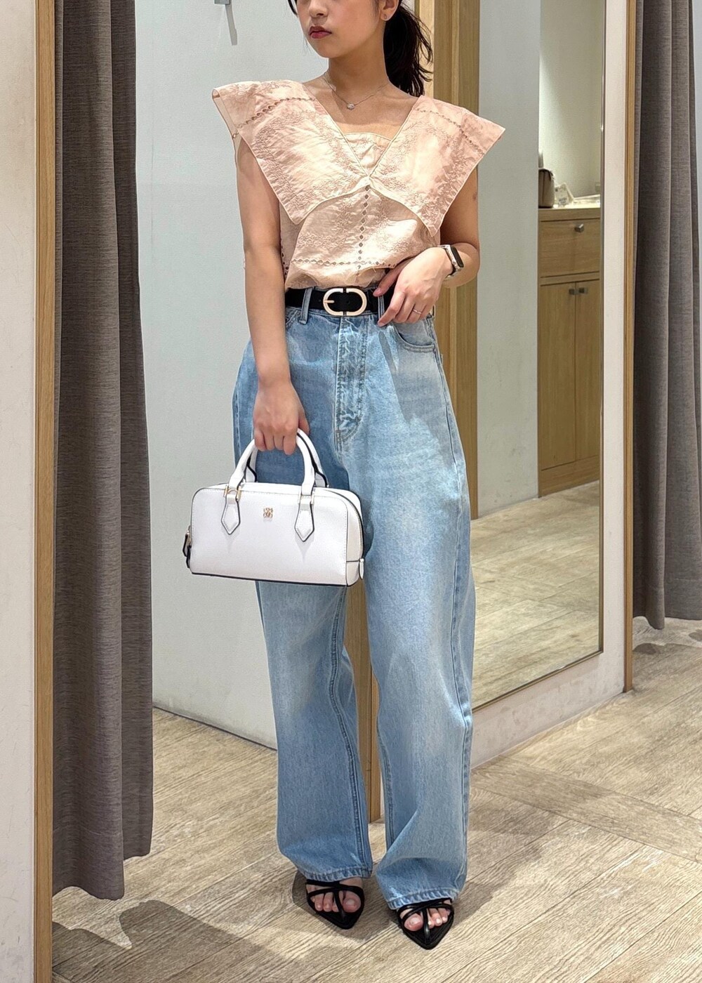 ブルー系のデニムパンツ、ブラック系のサンダル、ブラック系のショルダーバッグを着用したレディースの夏コーディネートの8枚目の写真