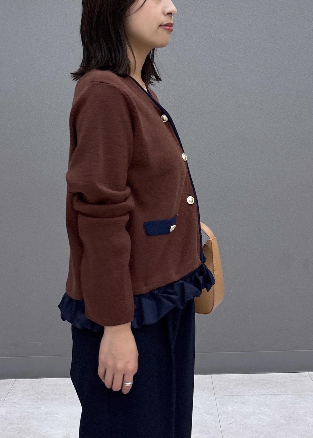 イエロー系のショルダーバッグ、ブルー系のその他パンツ、ブラック系のブーツを着用したレディースの秋コーディネートの8枚目の写真