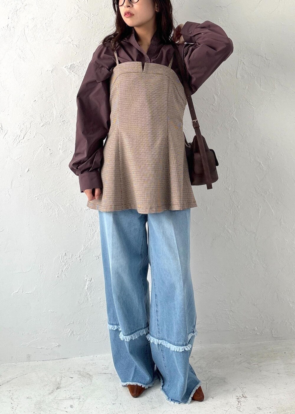 イエロー系のパンプス、ベージュ系のキャミソール、ブラウン系のシャツ/ブラウスを着用したレディースの夏コーディネートの2枚目の写真