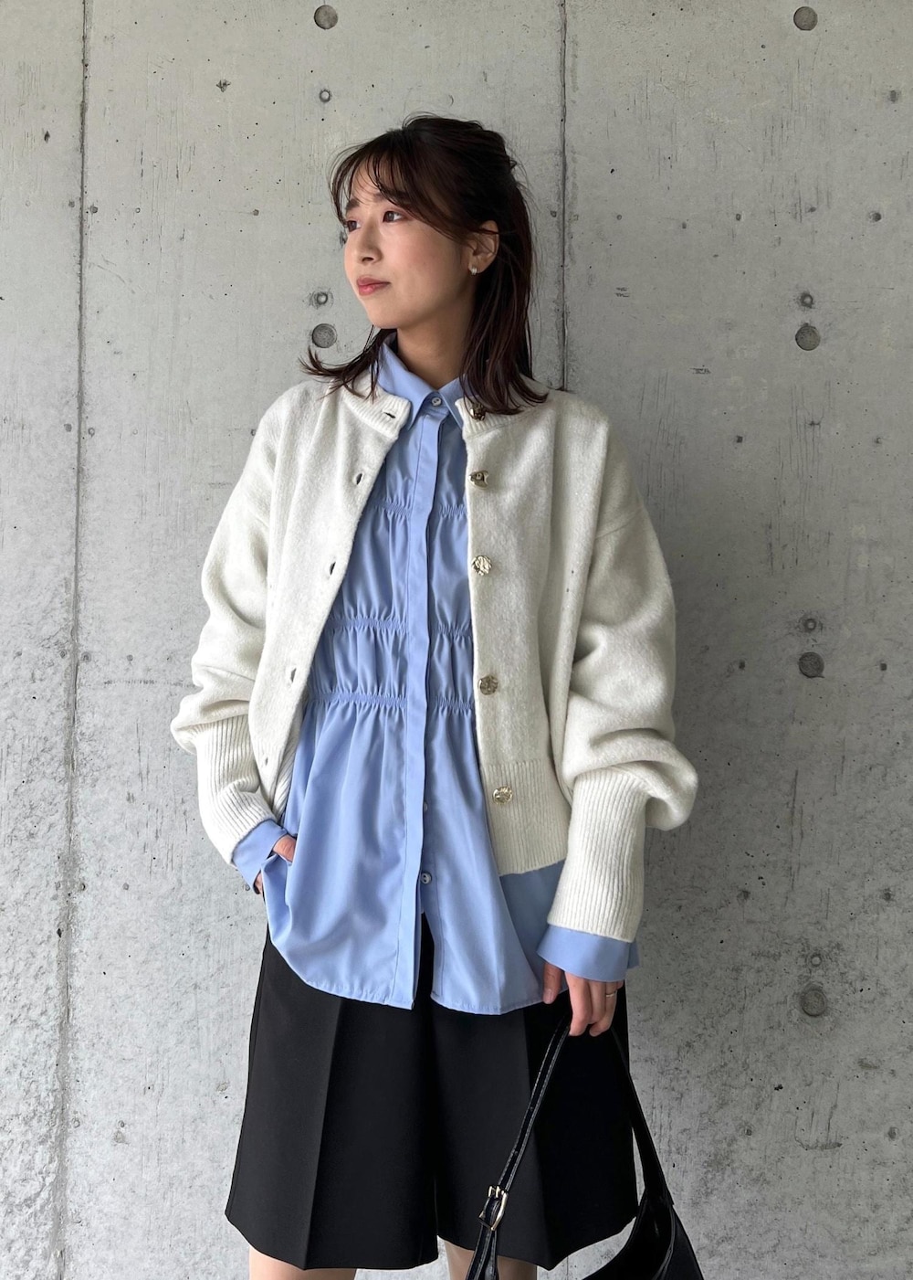 ブラック系のブーツ、ブルー系のシャツ/ブラウス、ホワイト系のカーディガン/ボレロを着用したレディースの冬コーディネートの6枚目の写真