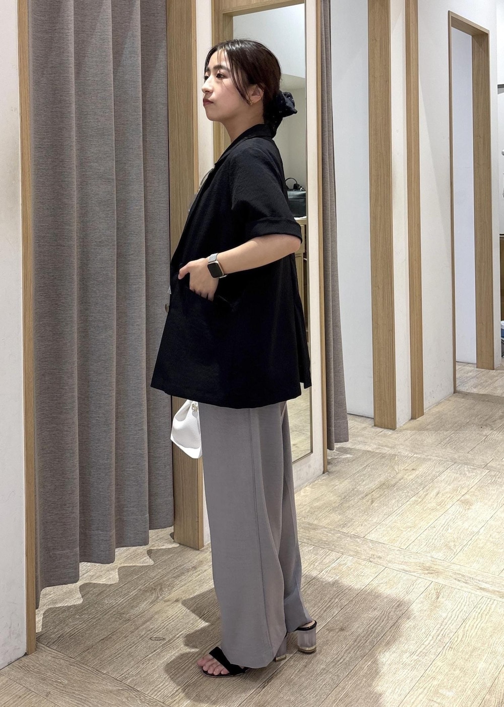 グレー系のTシャツ/カットソー、グレー系のその他パンツ、ブラック系のサンダルを着用したレディースの春コーディネートの4枚目の写真