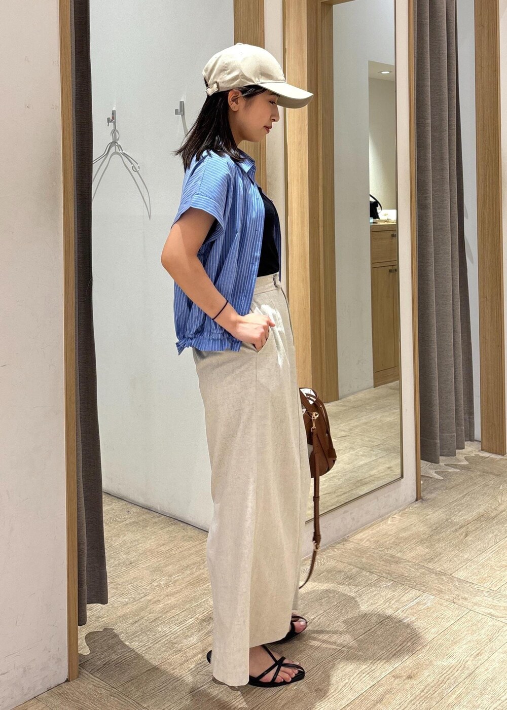 ブラック系のサンダル、ホワイト系のスカート、ブルー系のシャツ/ブラウスを着用したレディースの夏コーディネートの4枚目の写真