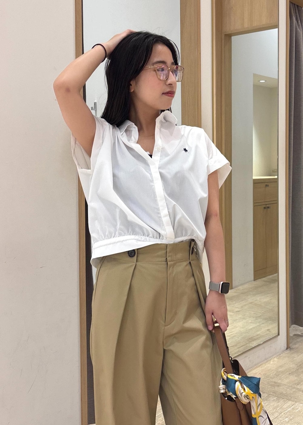 ブラウン系のショルダーバッグ、レッド系のサンダル、ホワイト系のシャツ/ブラウスを着用したレディースの夏コーディネートの4枚目の写真