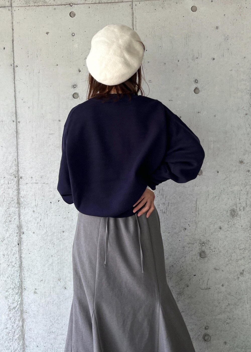 ホワイト系のTシャツ/カットソー、グレー系のショルダーバッグ、シルバー系のブーツを着用したレディースの秋コーディネートの9枚目の写真