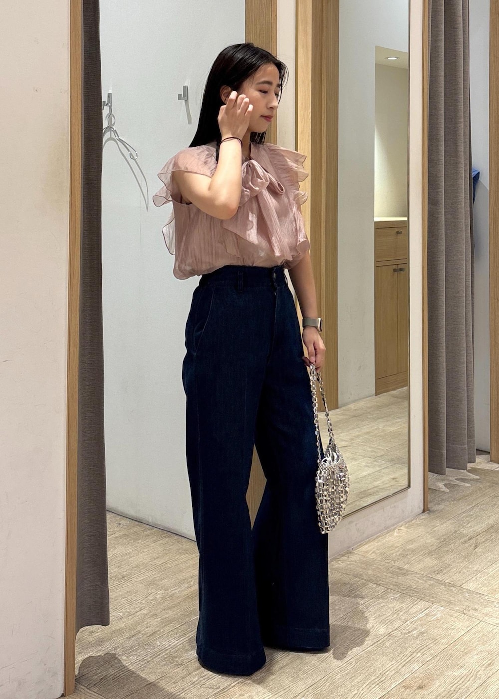 ブラック系のサンダル、ピンク系のシャツ/ブラウス、ブルー系のデニムパンツを着用したレディースの夏コーディネートの2枚目の写真