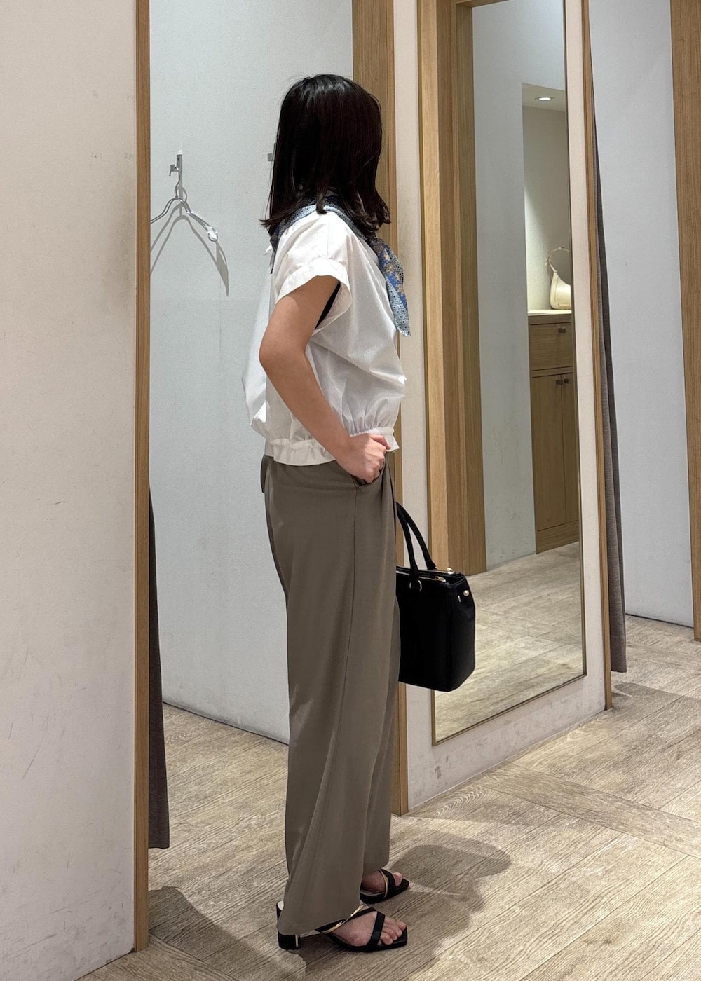 「ワイドパンツ、25SS夏の新作、初夏コーデ、夏コーデ、デートコーデ、お出かけコーデ、旅行コーデ、韓国ファッション、大人カジュアル、パンツスタイル、カジュアルコーデ、VIS、ウェーブ、ブルべ夏、乾燥」｜「VISの【2WAY】フロント金具3層トートバッグ（ショルダーバッグ、ブラック系）」を使った、スズさん（レディース・152cm）の春コーディネートの4枚目の写真